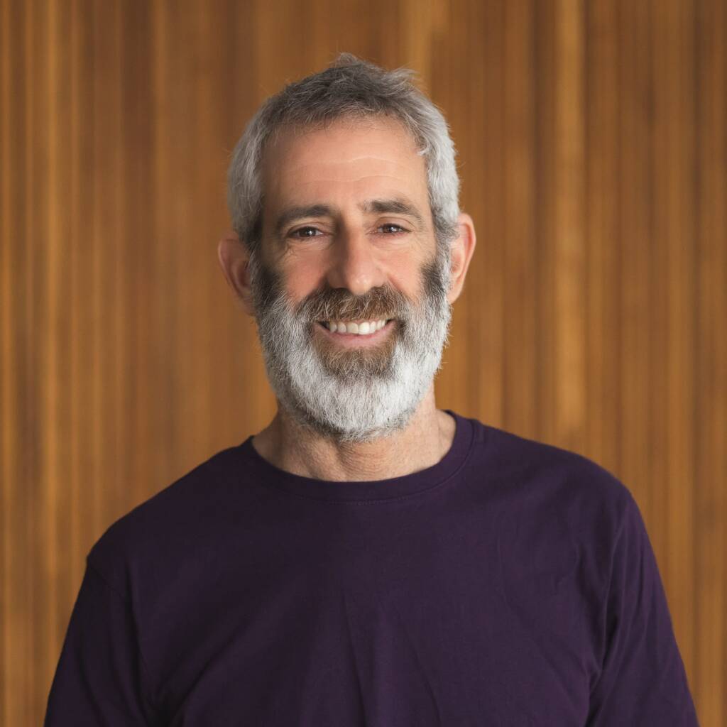 Lächelnder Mann mittleren Alters mit Bart.