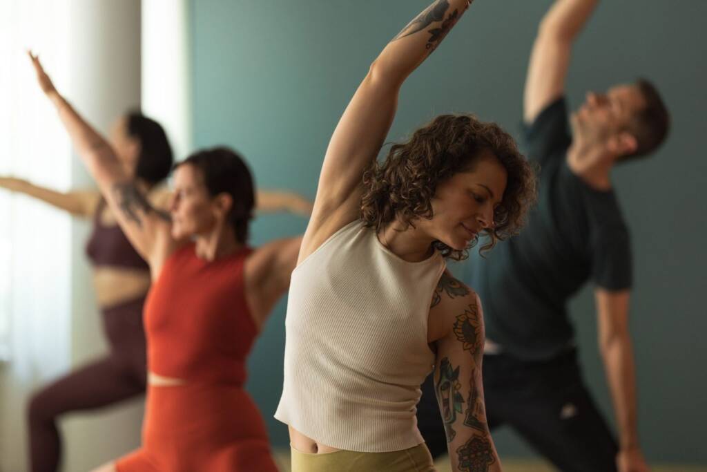 Menschen beim Yoga im Studio