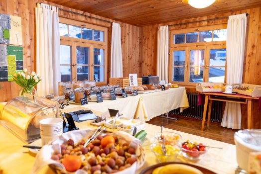 Frühstücksbuffet in gemütlichem Speisesaal