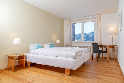 Geräumiges Schlafzimmer mit Bergblick